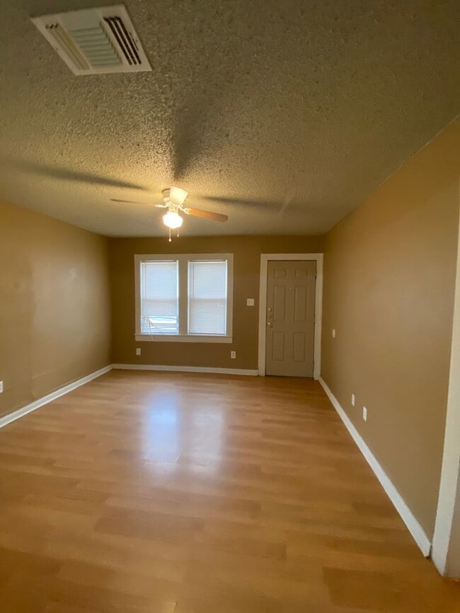 Photo - Pre-Leasing for Summer/Fall 2025- 2/1 righ...