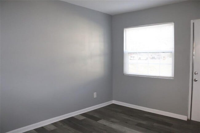 Photo - 740 Cooper St SW