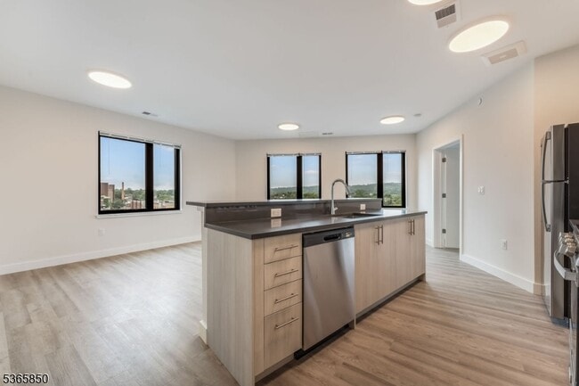 Building Photo - 72 S Essex Ave Unit 213