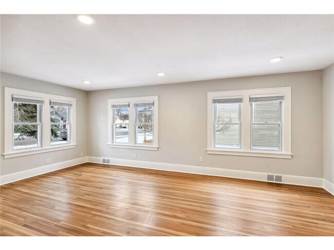 238 8th Ave N