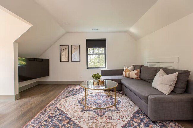 Large, beautifully appointed living room - 18115 Nottingham Rd Unit Windom 3