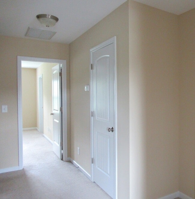 Photo - Three Bedroom Townhome in Richlands Close to Everything!!