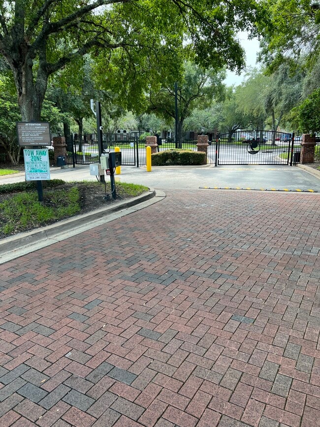 Building Photo - 10000 Gate Pky N Unit Sail Cove- 1115