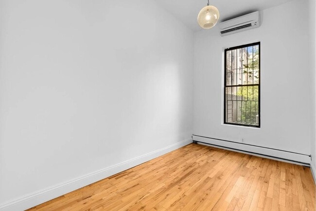 Photo - 743 Union St