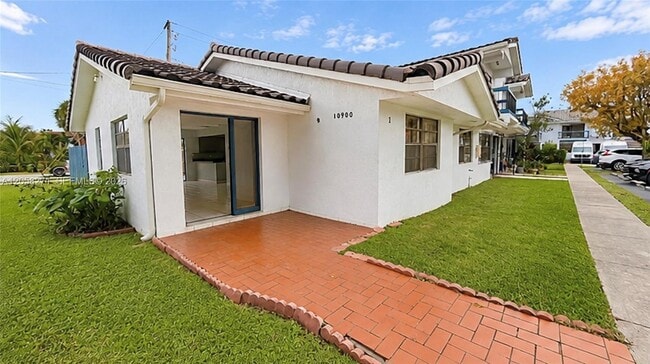 Building Photo - 10900 NW 7th St Unit 101
