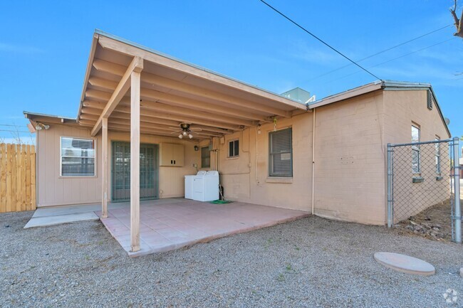 Building Photo - 3 BR CENTRAL HOME