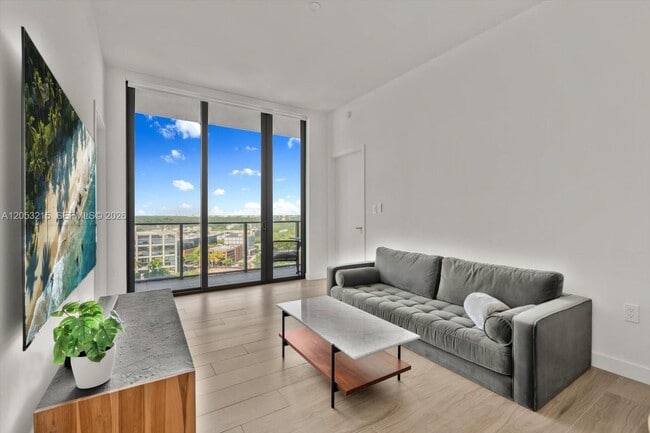 Building Photo - 2678 Tigertail Ave Unit 1605