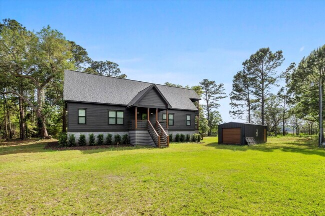 Photo - "Spacious 4-Bed Oasis with Guest Suite on ...