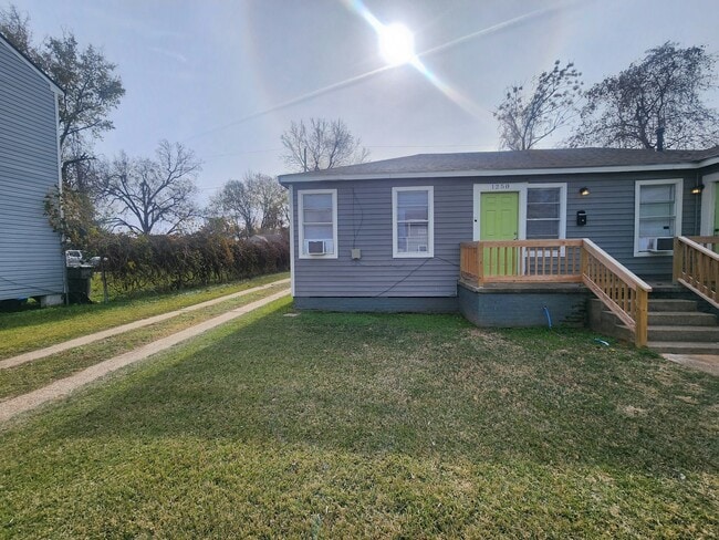 Building Photo - 1250 Estelle St