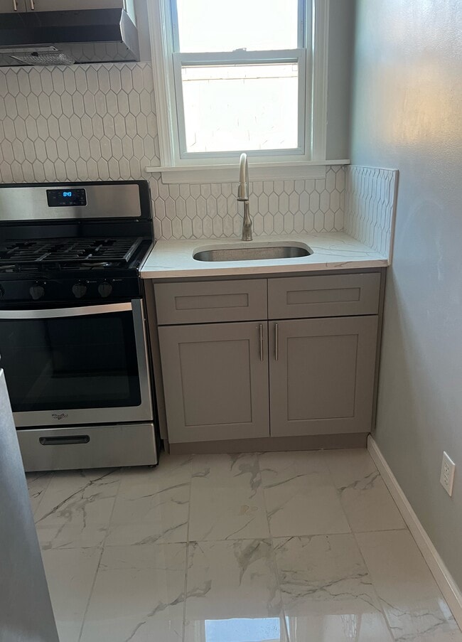 Building Photo - 10 Farley Ave Unit 3