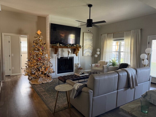 Photo - 1469 N Lyon Ave