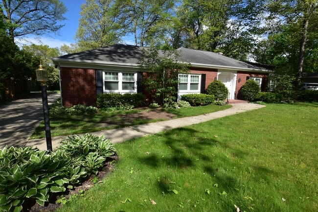 Building Photo - Penn Schools! Updated 3 bedroom 2 full bath home in Mishawaka IN