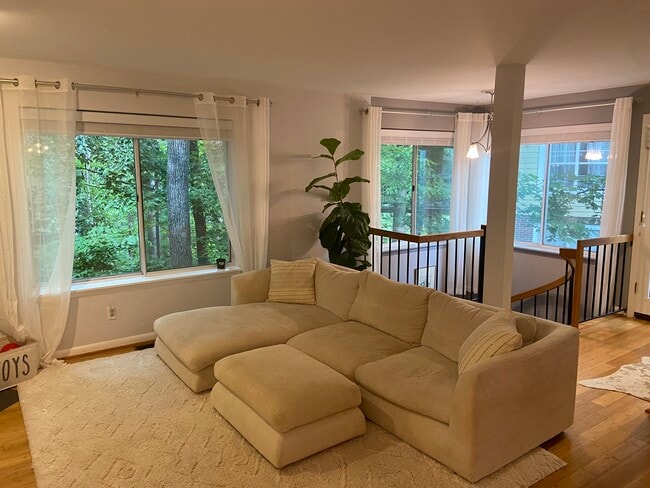 Building Photo - 1286 Clifden Grn Unit 1286