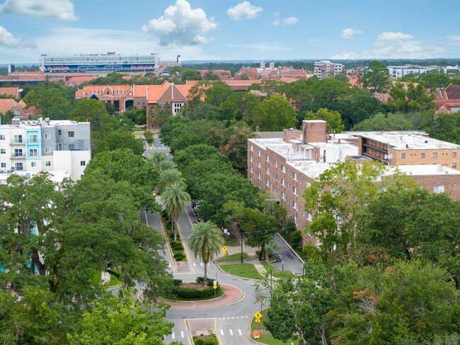 College Manor - College Manor Apartments