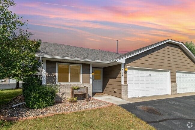 Building Photo - 2 Bed | 1 Bath Updated One Level Home
