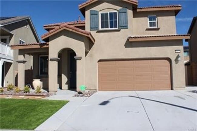 Spacious 4-Bedroom Home with Large Backyard. - Spacious 4-Bedroom Home with Large Backyard.
