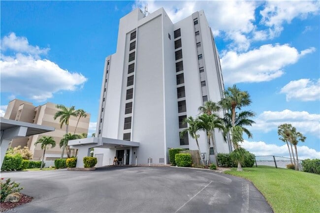 Building Photo - Stunning 8th floor Riverfront Condo