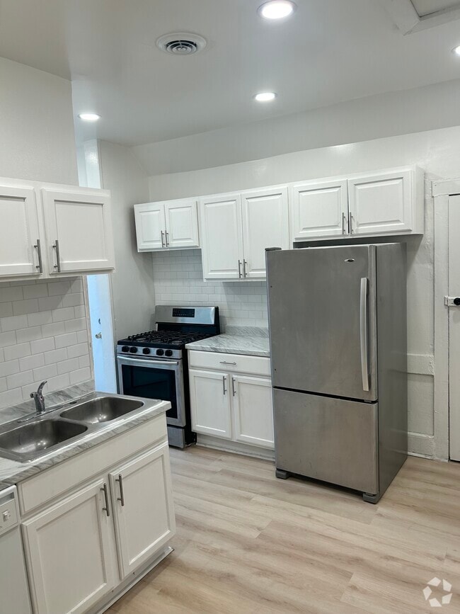 Building Photo - 2016 W Clybourn St Unit Marquette Housing - Upper Rental