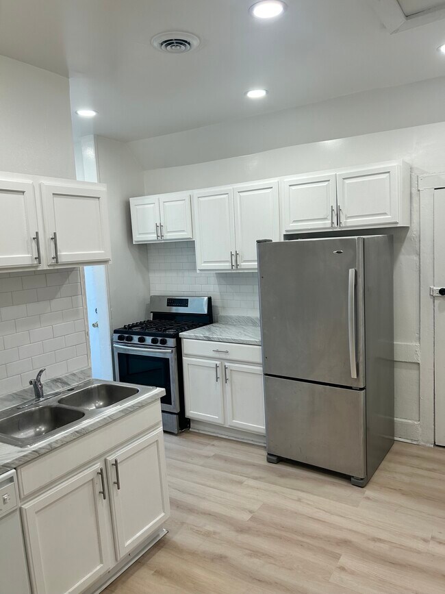 Building Photo - 2016 W Clybourn St Unit Marquette Housing - Upper Rental