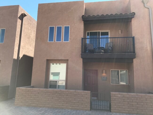3 bed/2.5 bath Townhouse with 2-car garage and pool onsite - 4154 N Thurston Ln