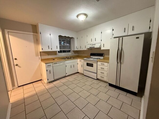 Photo - Northeast Pensacola - Harbour Square - 2 bedroom, 1 bathroom