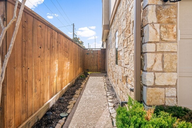 Photo - 6703 Highclere Manor Ln