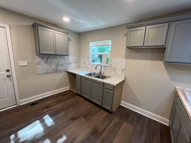 Photo - 3905 Robinson Rd