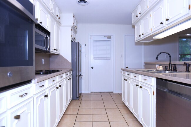 Photo - 115 Irwin Rd