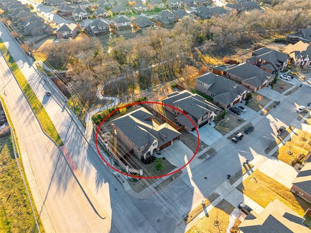 Photo - 310 Hawthorn Dr