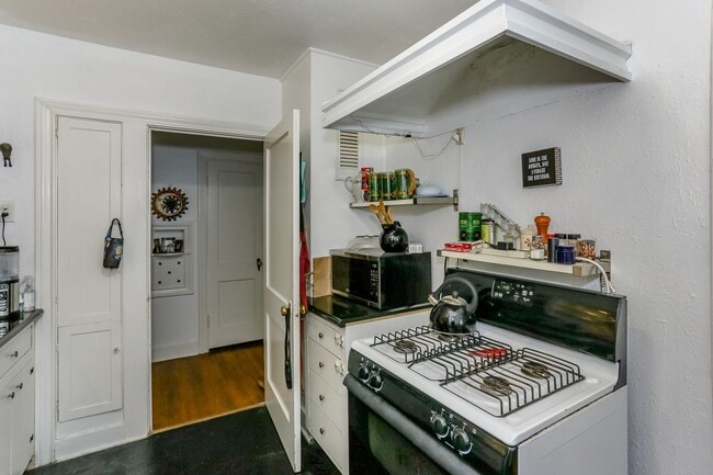 Photo - 1740 Banks St