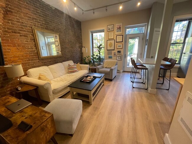 Building Photo - 18 Durham St Unit 2