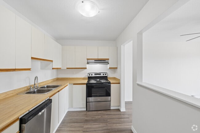1BR, 1BA - 630SF - Kitchen