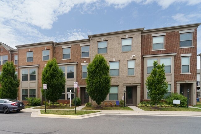 Building Photo - 3 bedroom 3 bath townhouse in Brambleton