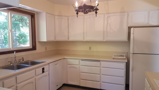 Photo - Raleigh Hills Beauty! XL Yard & Attached Garage! Dogs OK!