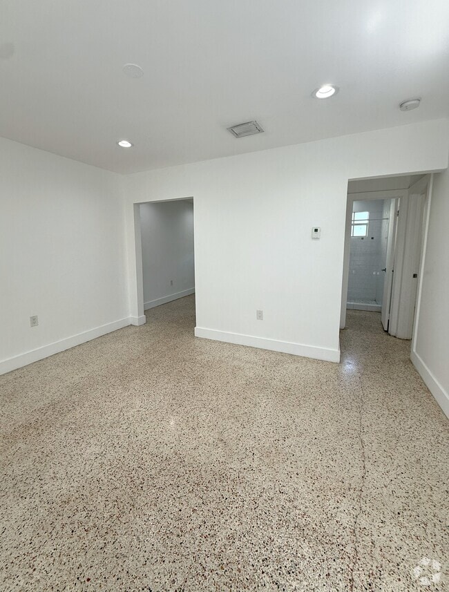 Building Photo - 1320 NW 4th St Unit 3 Rental