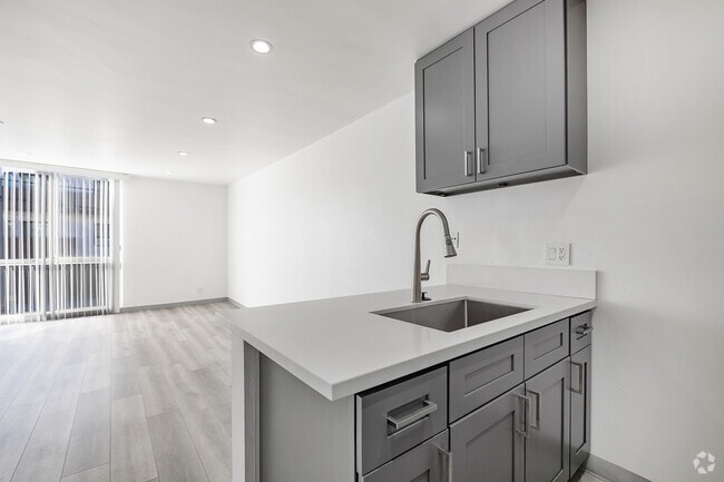 1BR, 1BA - 675SF - Kitchen