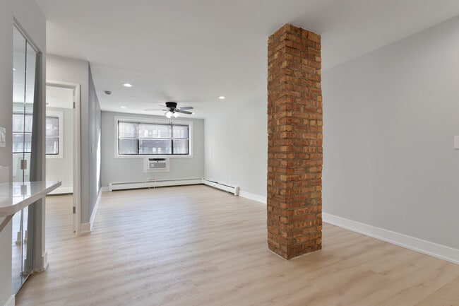 Photo - 6758 N Sheridan Rd