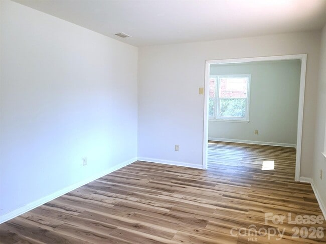 Photo - 711 E John St