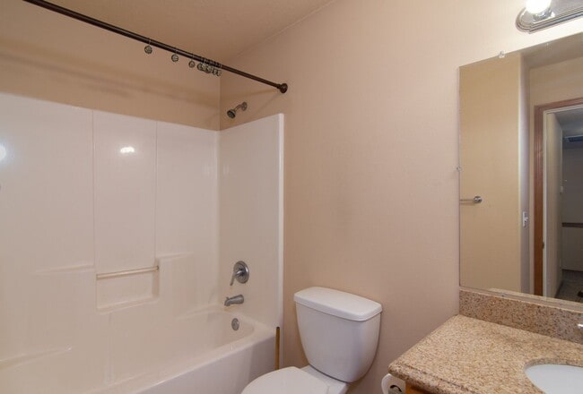 **August Availability** Nicely updated 3 Bedroom 2.5 Bath with large living / Dining area and att... - **August Availability** Nicely updated 3 Bedroom 2.5 Bath with large living / Dining area and att...
