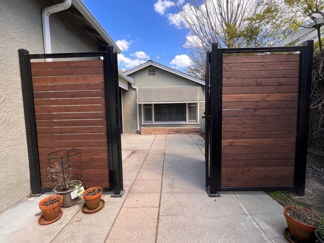 Building Photo - 520-520 Sycamore Ave Unit 520