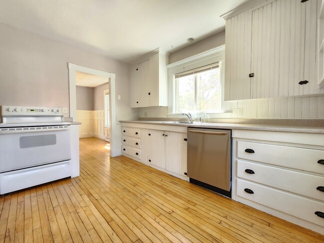 Building Photo - 387 College Ave Rental