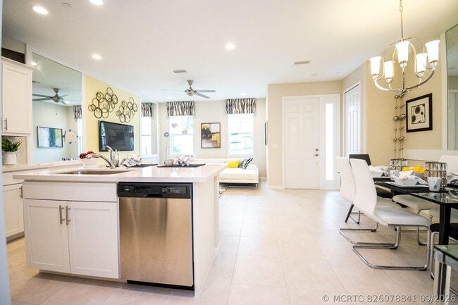 14446 Emerald Pl Wy