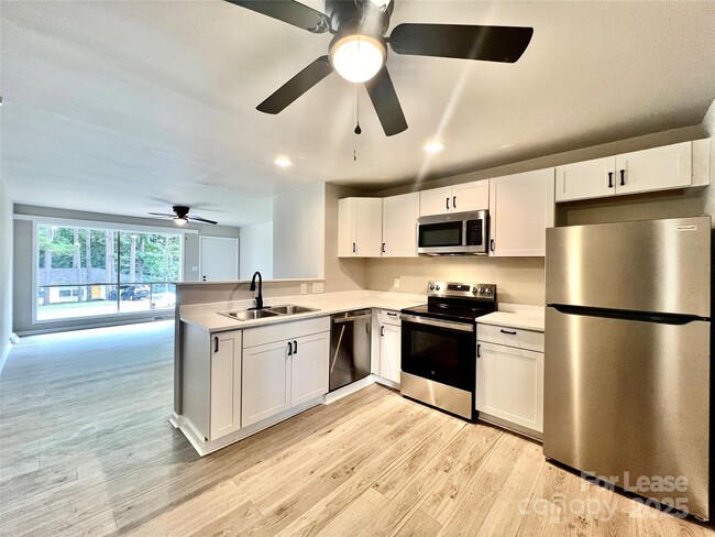 Building Photo - 3201 Erskine Dr