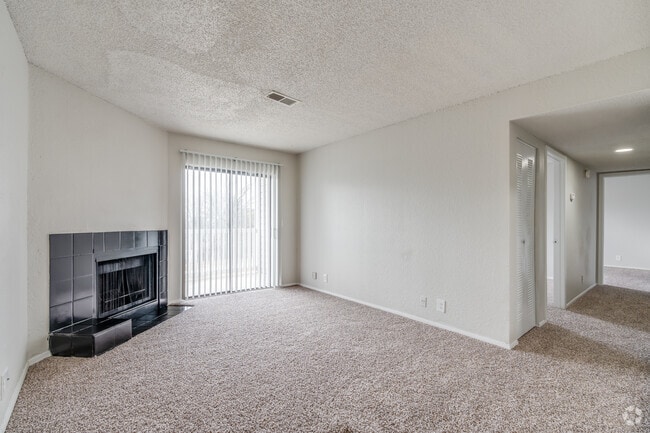 2BR, 1BA - 923SF - Living Area