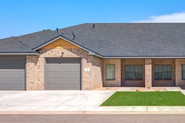 Building Photo - 2 Bedroom Townhome in Escondido - Frenship ISD