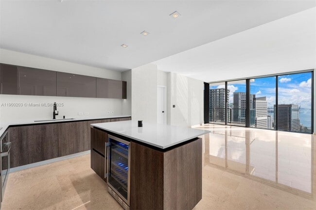 Building Photo - 88 SW 7th St Unit 3907