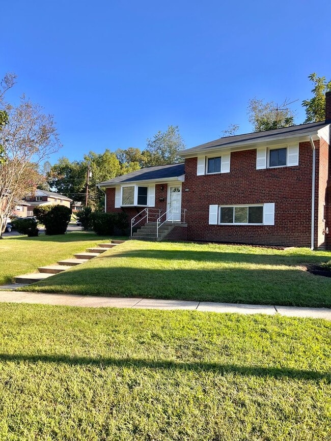 Building Photo - Beautiful 4 BR + den 2 FB home in corner lot!