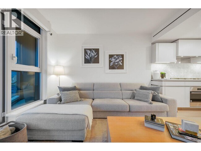 Photo - 889 Pacific St