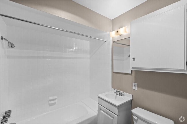 1BR, 1BA - 610SF - Bathroom