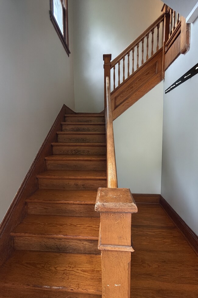 Vestíbulo disponible para la unidad del piso superior. - 202 3rd St Unidad 2